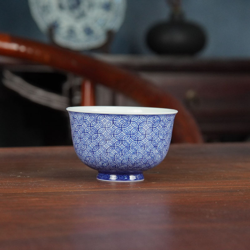 青花铜钱纹杯